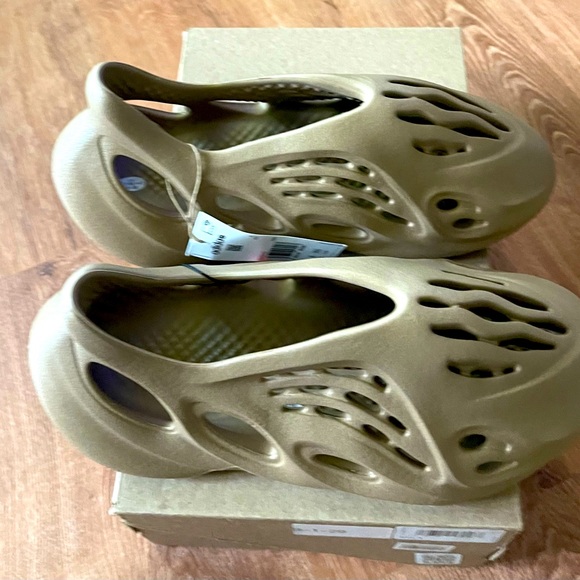 Yezzy Foam Runner Taupe Size 8 - Picture 1 of 8